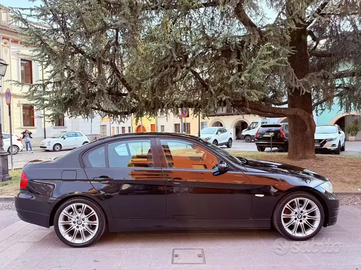 Usata BMW 120 Performance 163 CV (119 kW) 2006 Nero Utilitaria