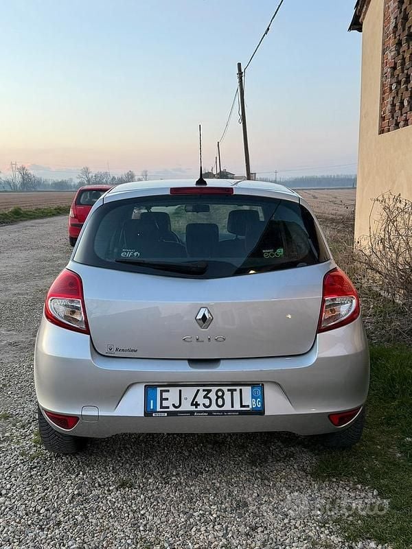 Usata Renault Clio II 75 CV (55 kW) 2011 Grigio Berlina