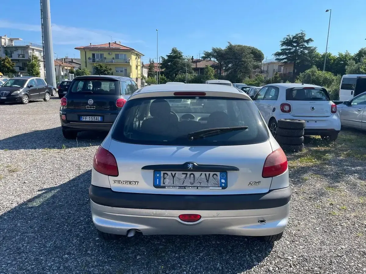 Usata Peugeot 206 75 CV (55 kW) 2003 Argento Berlina