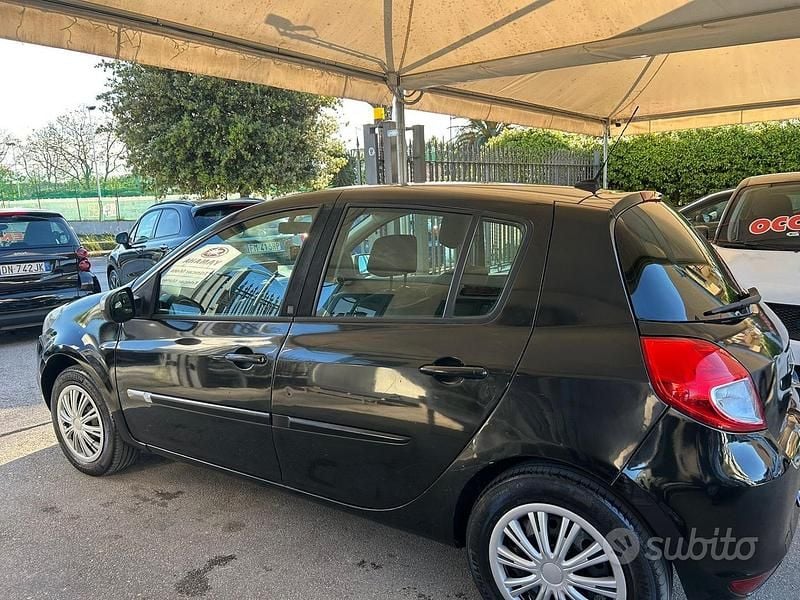Begagnad Renault Clio II Dynamique 72 HK (52 kW) 2010 Svart Sedan