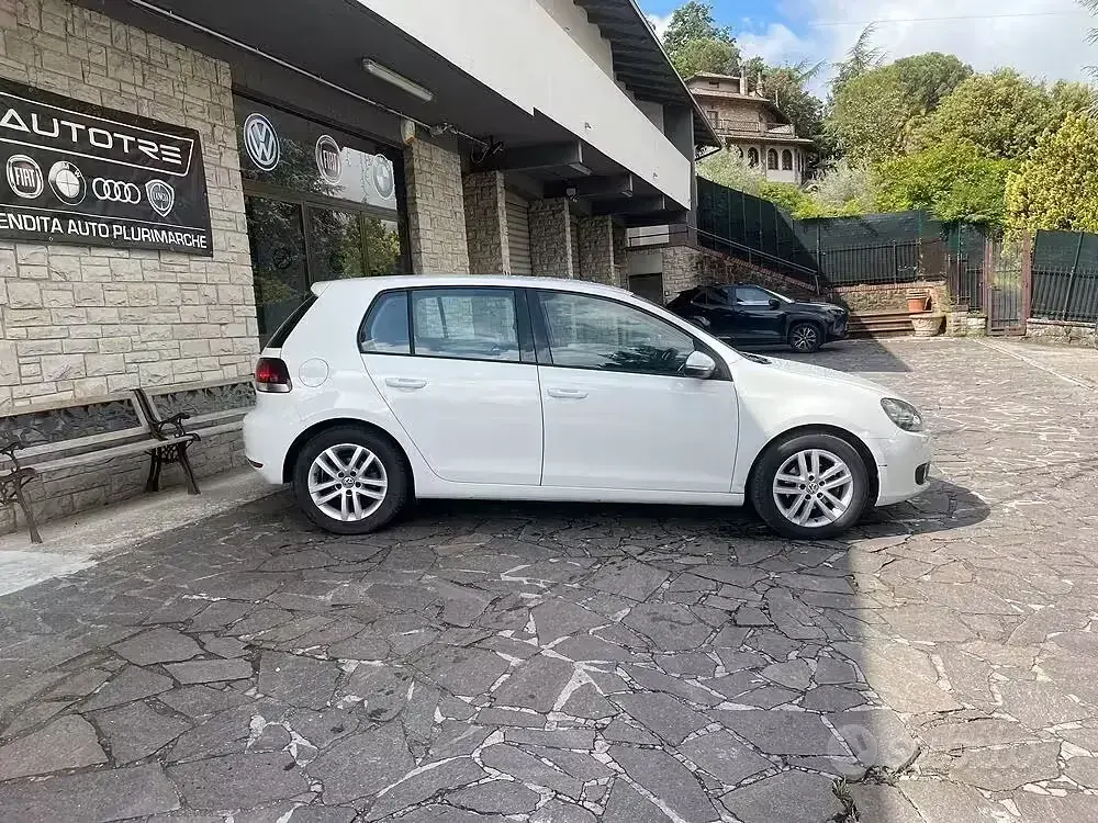 Begagnad VW Golf VI Highline 105 HK (77 kW) 2010 Vit Halvkombi