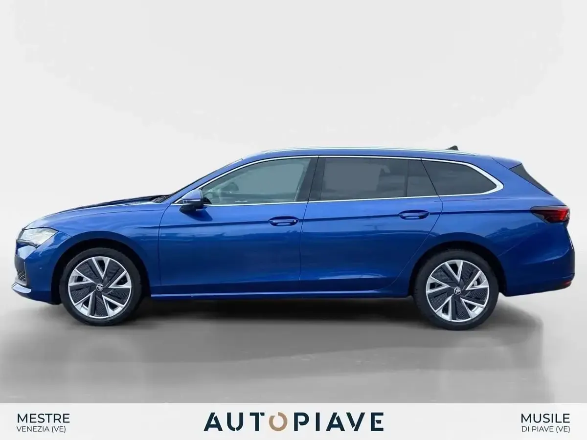 Nuova Skoda Superb Style 150 CV (110 kW) 2025 Blu/azzurro Station wagon