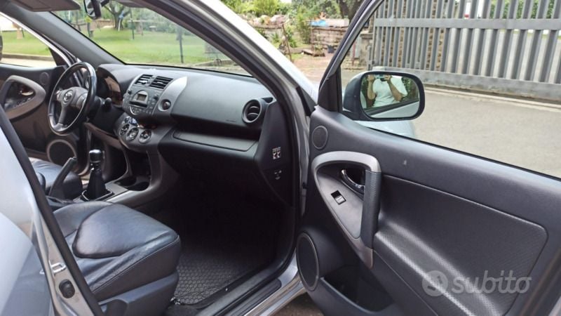 Usata Toyota RAV4 128 CV (94 kW) 2008 Grigio SUV