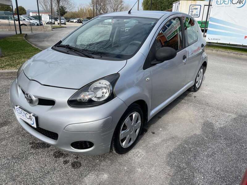 Usata Toyota Aygo Sol 108 CV (79 kW) 2010 Argento Utilitaria