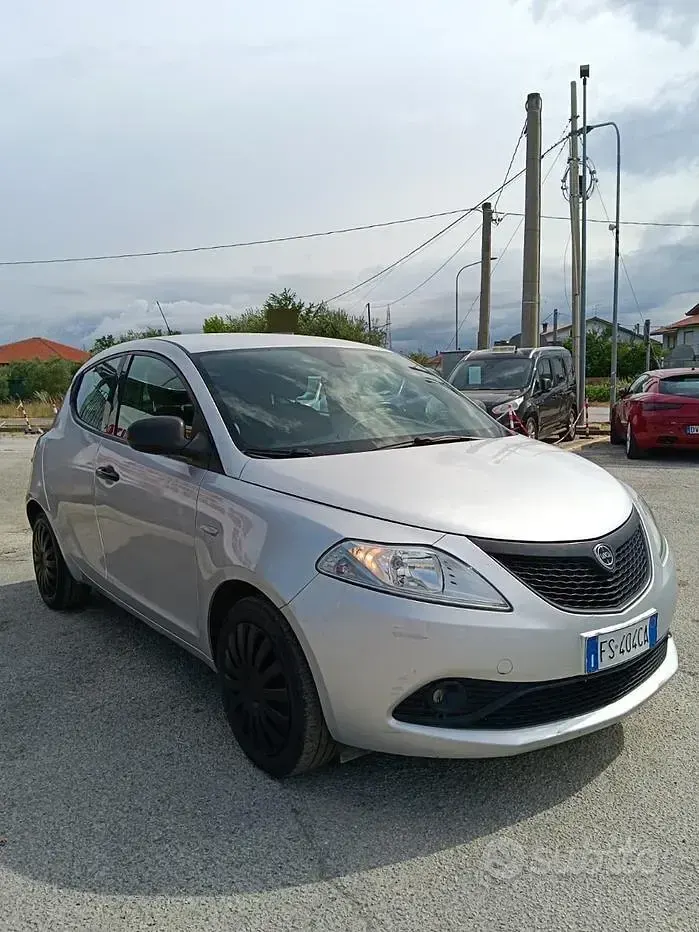 Usata Lancia Ypsilon 69 CV (50 kW) 2018 Grigio Utilitaria