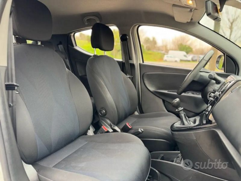 Usata Lancia Ypsilon Gold 69 CV (50 kW) 2019 Bianco Utilitaria