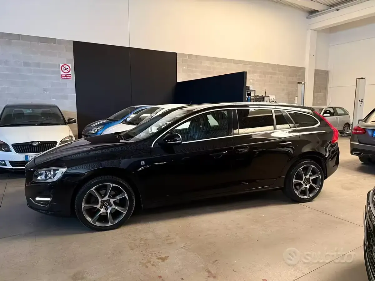 Usata Volvo V60 Ocean Race 120 CV (88 kW) 2017 Nero Station wagon