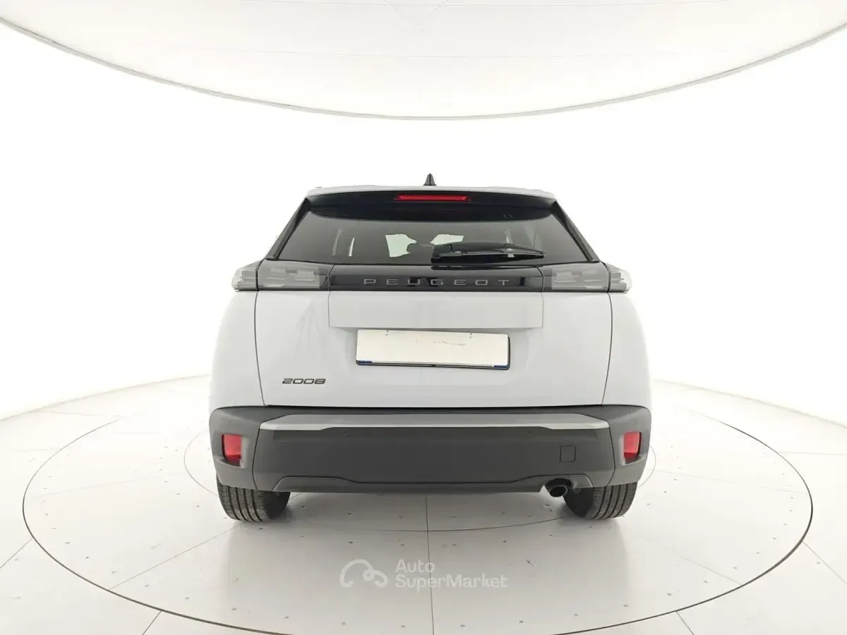 Używany Peugeot 2008 Allure 101 KM (74 kW) 2025 Biały SUV