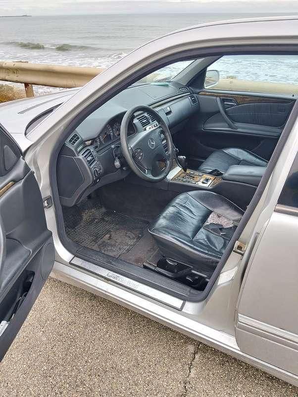 Usata Mercedes E320 Avantgarde 197 CV (144 kW) 2001 Argento Berlina