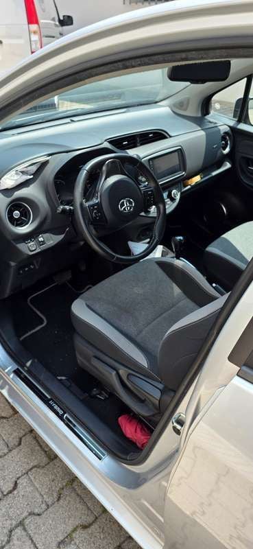 Usata Toyota Yaris Hybrid Active 73 CV (53 kW) 2019 Argento Berlina