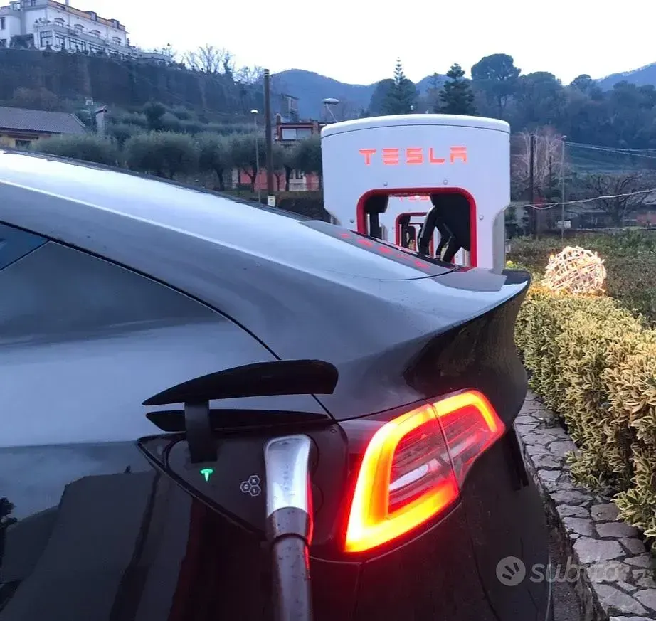 Usata Tesla Model Y 189 kW (258 CV) 2023 Nero SUV