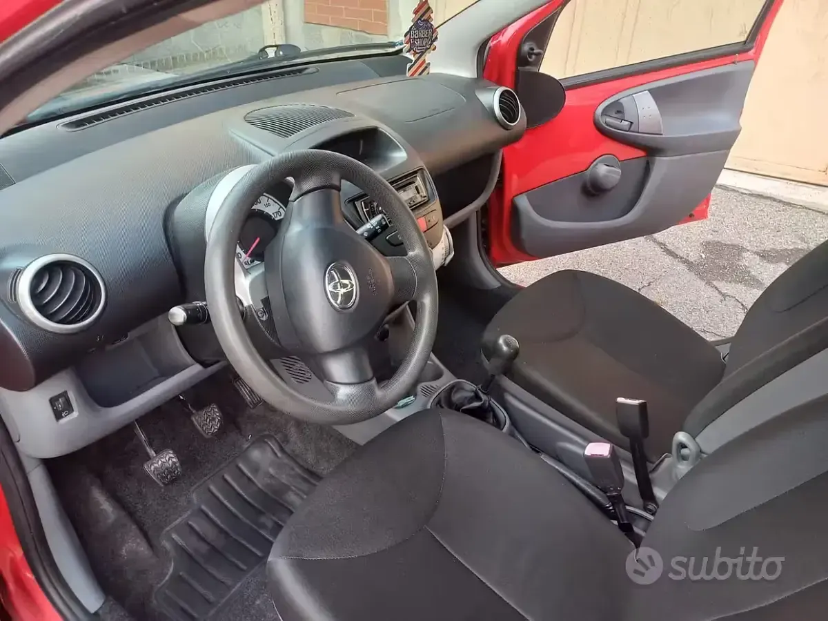 Usata Toyota Aygo 68 CV (50 kW) 2010 Rosso Utilitaria