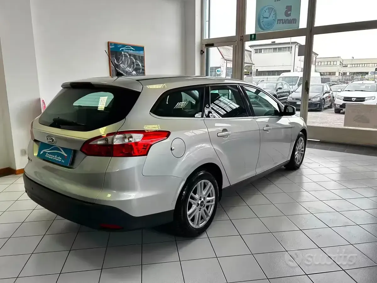 Usata Ford Focus 116 CV (85 kW) 2012 Grigio Station wagon