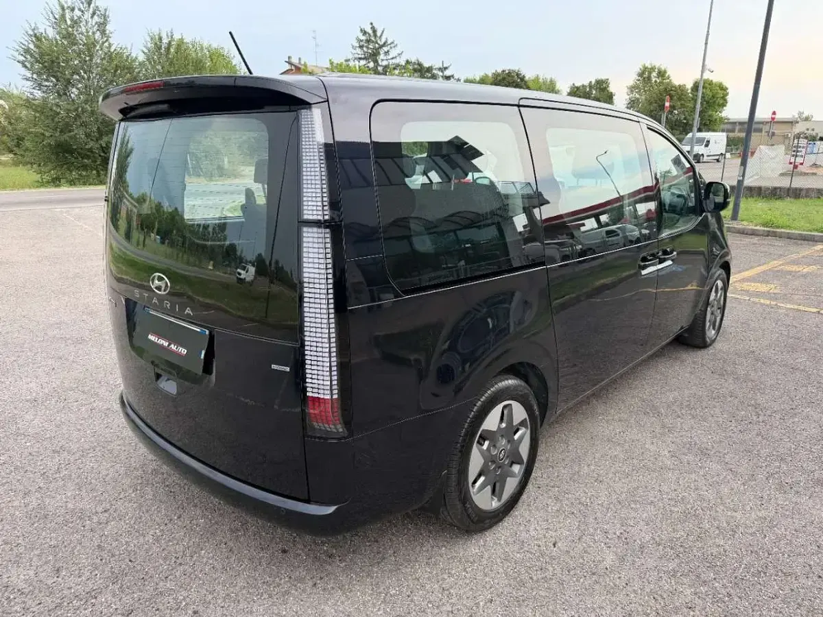 Usata Hyundai Staria 177 CV (130 kW) 2024 Blu/azzurro Monovolume