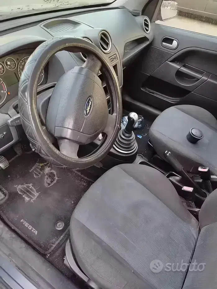 Usata Ford Fiesta 68 CV (50 kW) 2006 Grigio Utilitaria