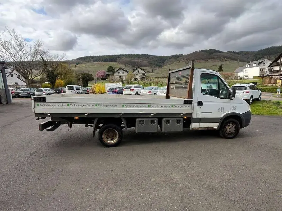 Usado Iveco Daily 145 CV (106 kW) 2011 Blanco Utilitario