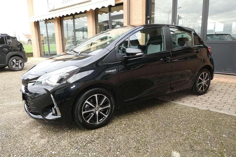 Nero Usata 2019 Toyota Yaris Hybrid Active Due volumi | 13.490 € (Buon prezzo) - Immagine 1/4