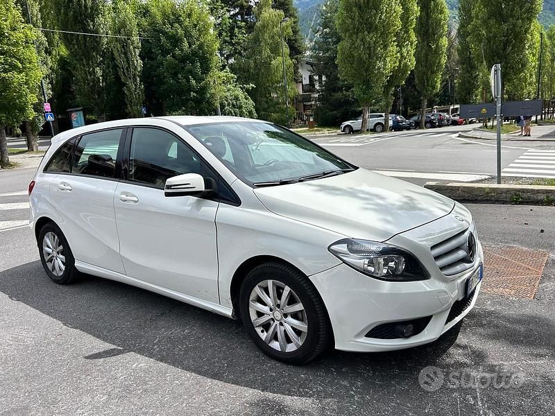 Bianco Usata 2013 Mercedes B180 Executive Monovolume | 8000 € (Buon prezzo) - Immagine 1/4