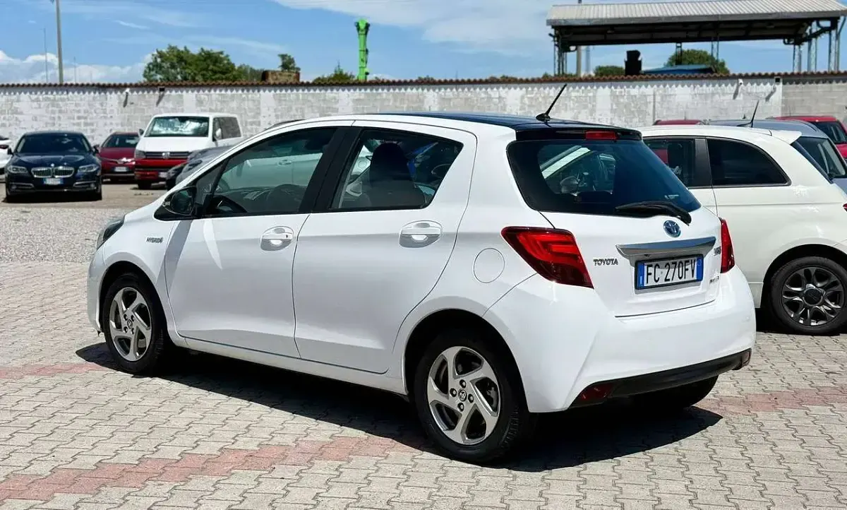 Usata Toyota Yaris Hybrid Active 75 CV (55 kW) 2016 Other Berlina