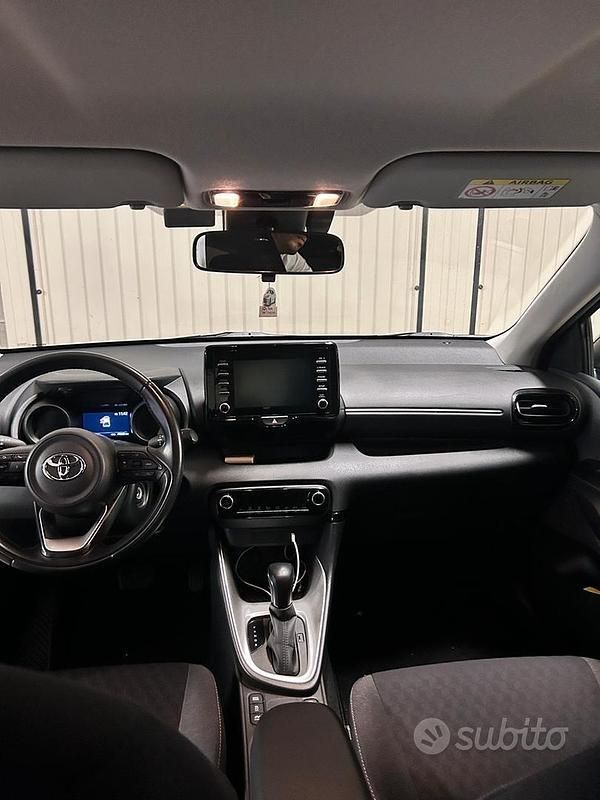 Usata Toyota Yaris Hybrid Trend 92 CV (67 kW) 2021 Grigio Utilitaria