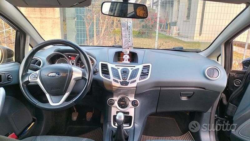 Usata Ford Fiesta Titanium 96 CV (70 kW) 2010 Nero Utilitaria