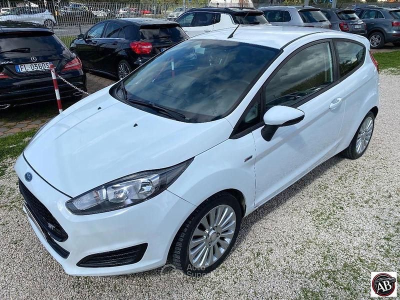Usata Ford Fiesta Titanium 80 CV (58 kW) 2013 Bianco Utilitaria