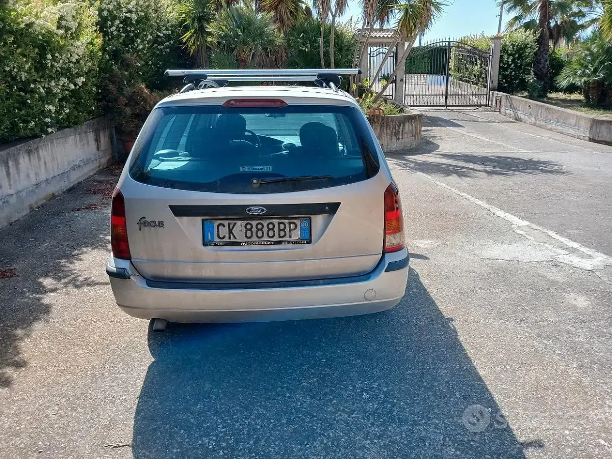 Begagnad Ford Focus 100 HK (73 kW) 2004 Grå Kombi