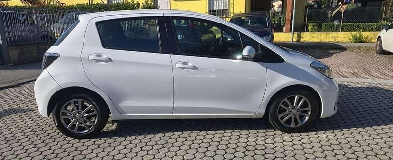 Usata Toyota Yaris Lounge 90 CV (66 kW) 2014 Bianco Berlina