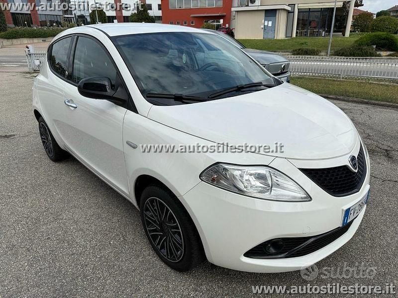 Usata Lancia Ypsilon Gold 69 CV (50 kW) 2019 Bianco Utilitaria