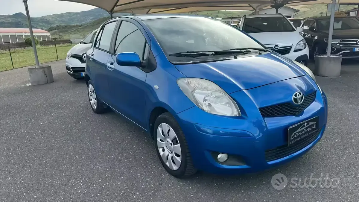 Usata Toyota Yaris 69 CV (50 kW) 2011 Blu Utilitaria