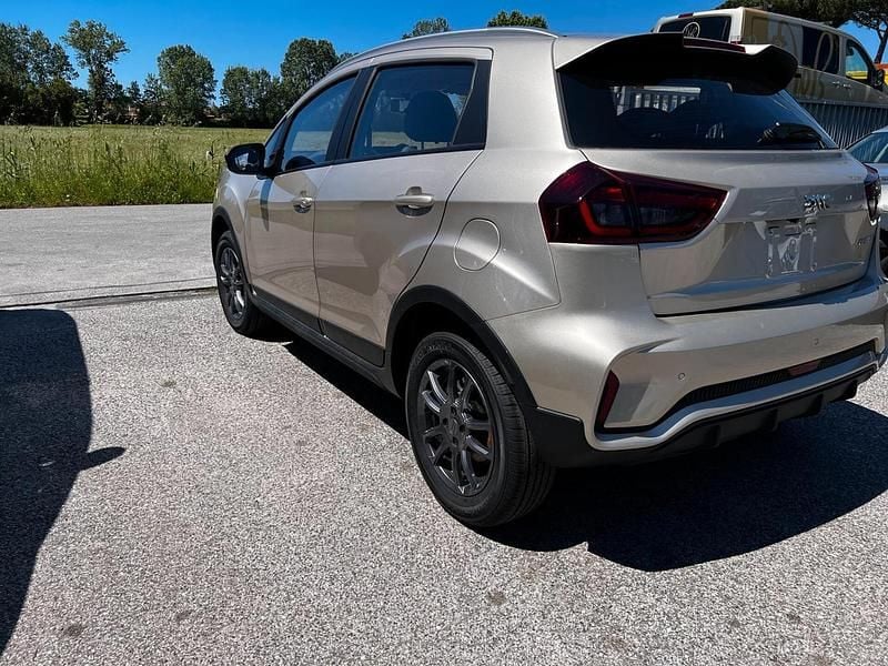 Usata EMC Wave 2 103 CV (75 kW) 2024 Oro SUV