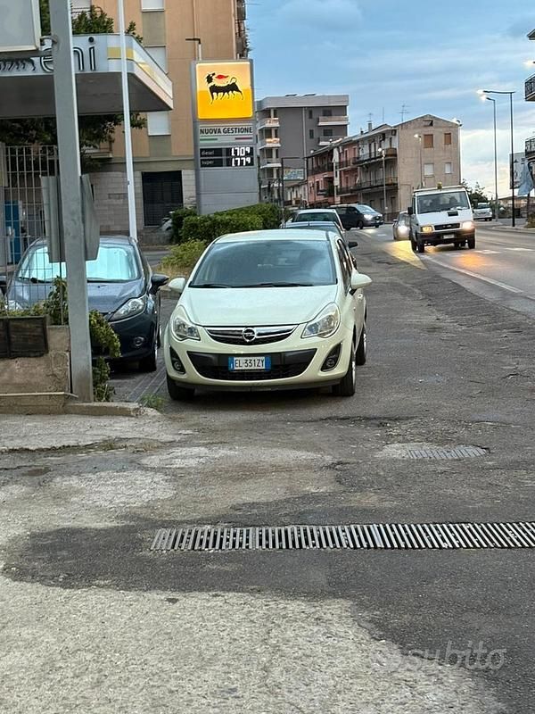 Usata Opel Corsa Cosmo 75 CV (55 kW) 2012 Bianco Berlina