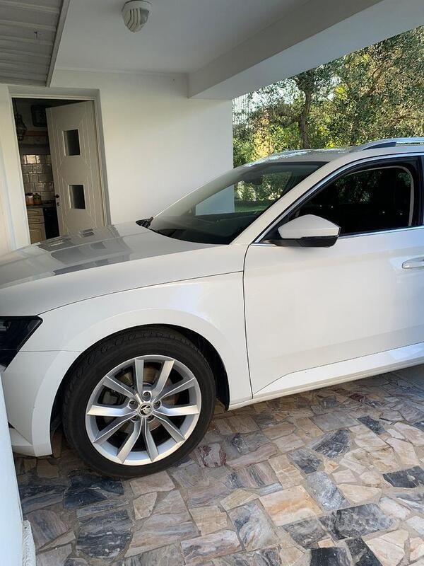 Bianco Usata 2018 Skoda Superb Station wagon | 16.300 € (Ottimo prezzo) - Immagine 1/4