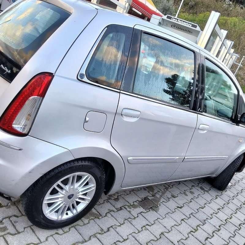 Usata Lancia Musa 69 CV (50 kW) 2008 Argento Monovolume