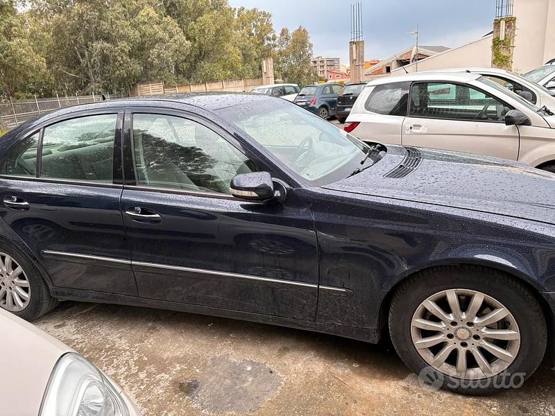 Usata Mercedes E220 143 CV (105 kW) 2002 Blu Berlina
