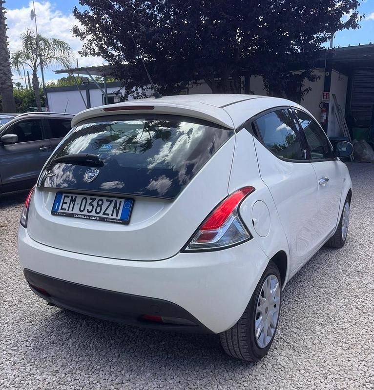 Usata Lancia Ypsilon S 69 CV (50 kW) 2012 Bianco Utilitaria