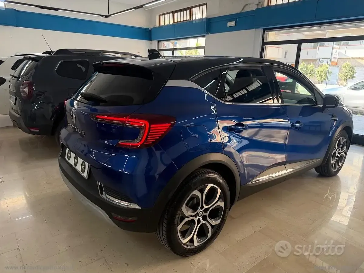 Usata Renault Captur Intens 101 CV (74 kW) 2023 Blu/azzurro SUV