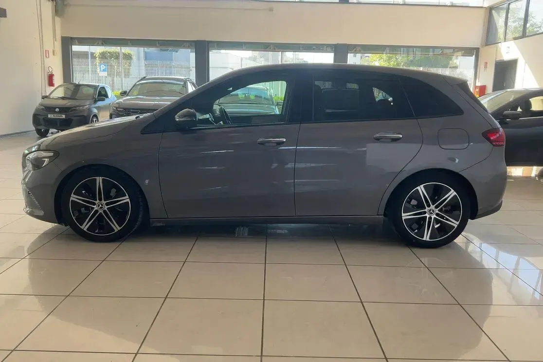 Usata Mercedes B250e Progressive 238 CV (175 kW) 2023 Grigio Monovolume