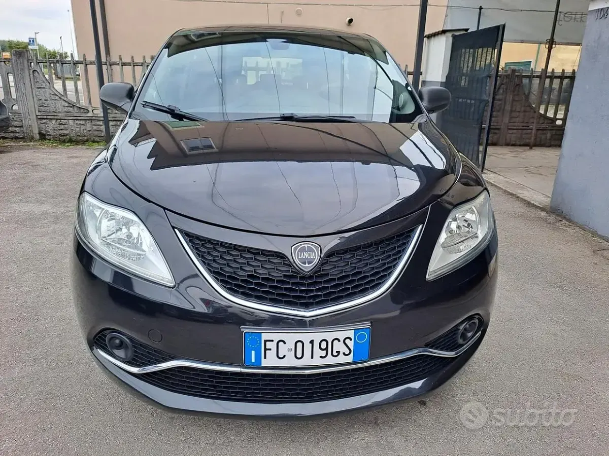 Usata Lancia Ypsilon 69 CV (50 kW) 2015 Nero Utilitaria