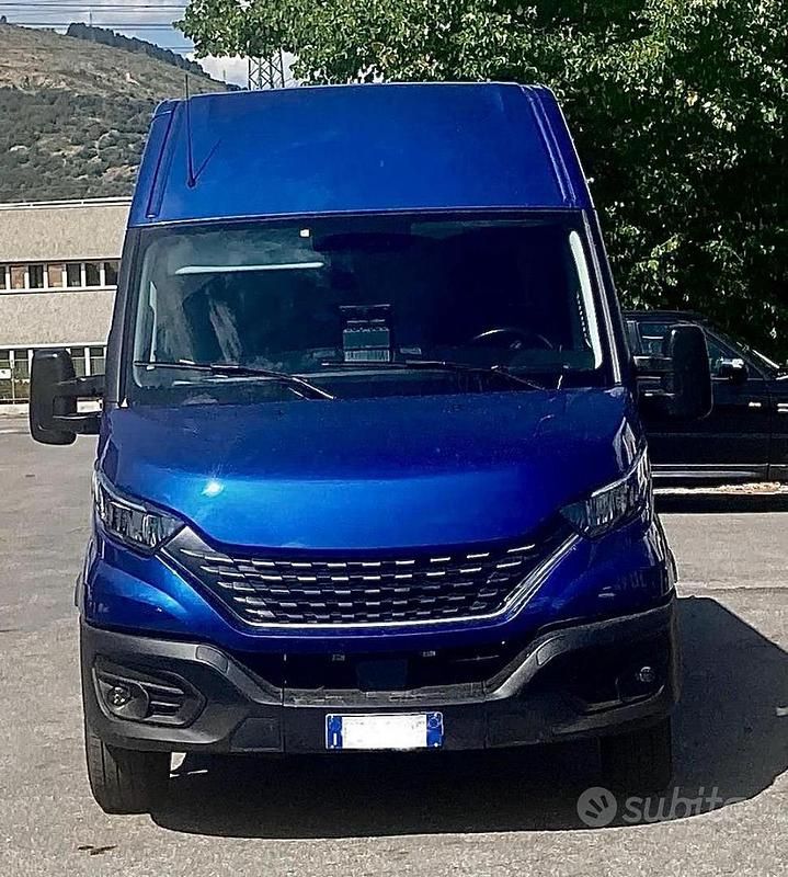 Usata Iveco Daily 136 CV (100 kW) 2020 Blu Berlina