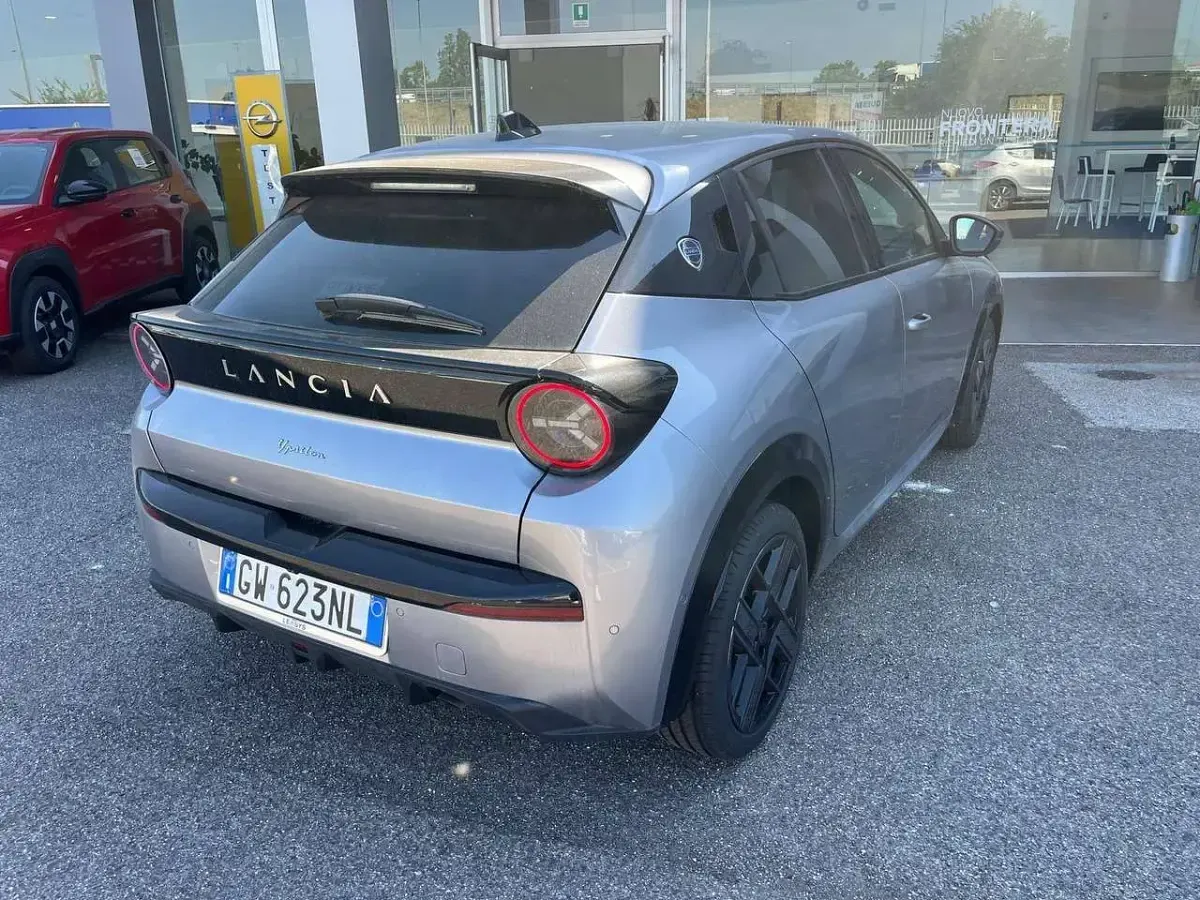 Usata Lancia Ypsilon 110 CV (80 kW) 2024 Argento Utilitaria