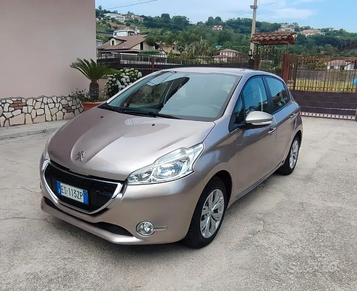 Usata Peugeot 208 68 CV (50 kW) 2013 Grigio Utilitaria