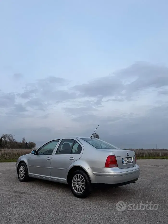 Używany VW Bora Trendline 105 KM (77 kW) 2001 Szary Sedan/Limuzyna