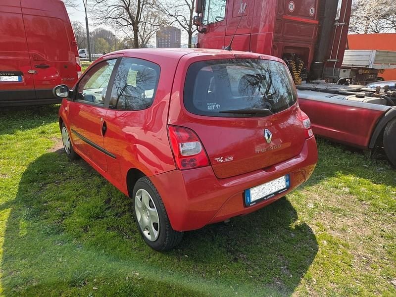 Usado Renault Twingo Dynamique 60 CV (44 kW) 2009 Rojo Utilitario