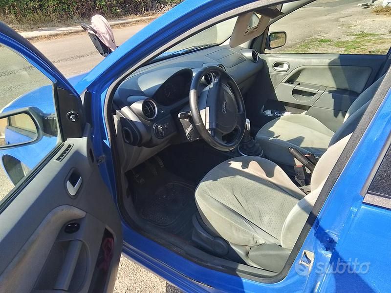 Usata Ford Fiesta 68 CV (50 kW) 2002 Blu Utilitaria