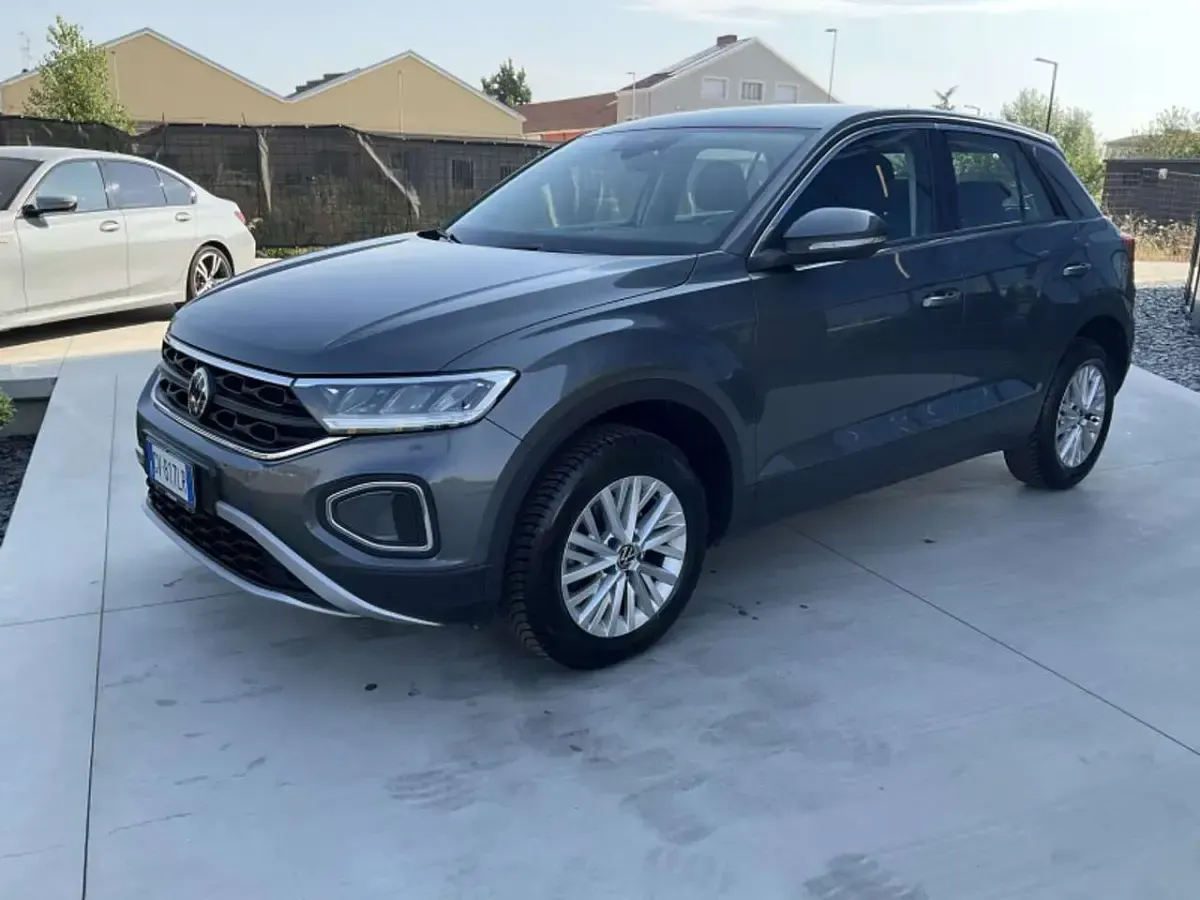 Usata VW T-Roc Life 116 CV (85 kW) 2023 Grigio SUV