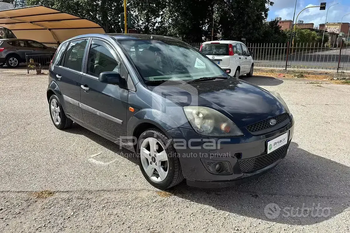 Usata Ford Fiesta 68 CV (50 kW) 2006 Grigio Utilitaria