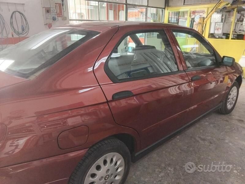 Usata Alfa Romeo 146 103 CV (75 kW) 1998 Rosso Utilitaria