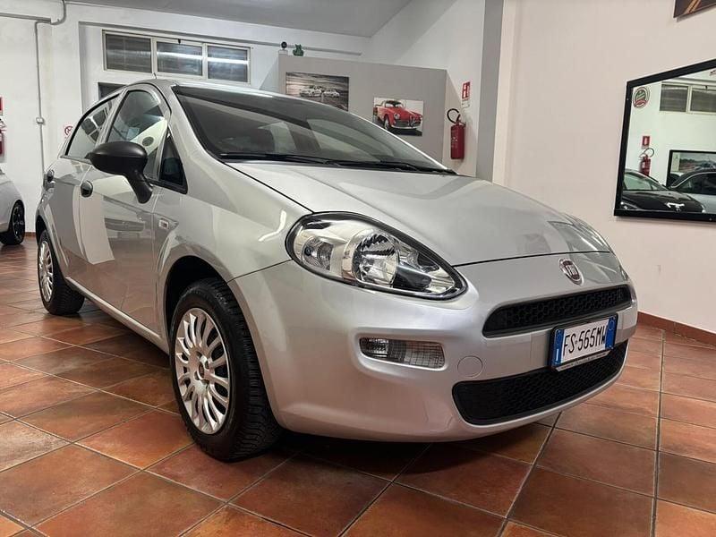Grigio Usata 2018 Fiat Punto Tre volumi | 6900 € (Buon prezzo) - Immagine 1/4