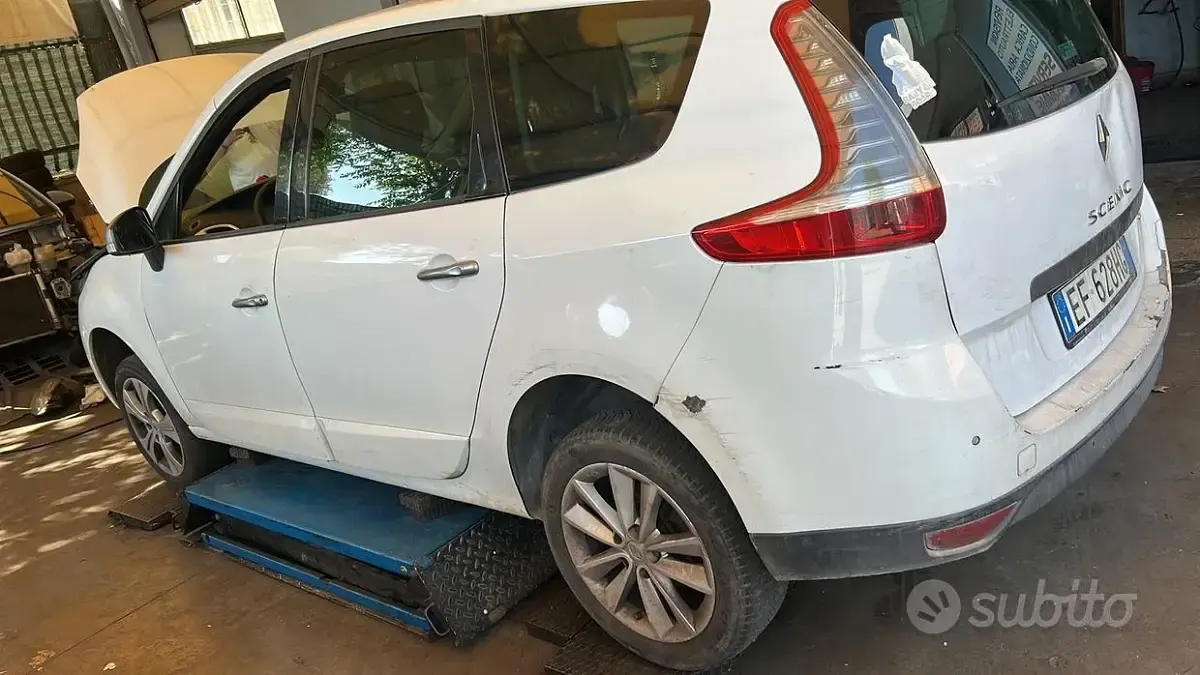 Usata Renault Scénic 110 CV (80 kW) 2010 Bianco Monovolume